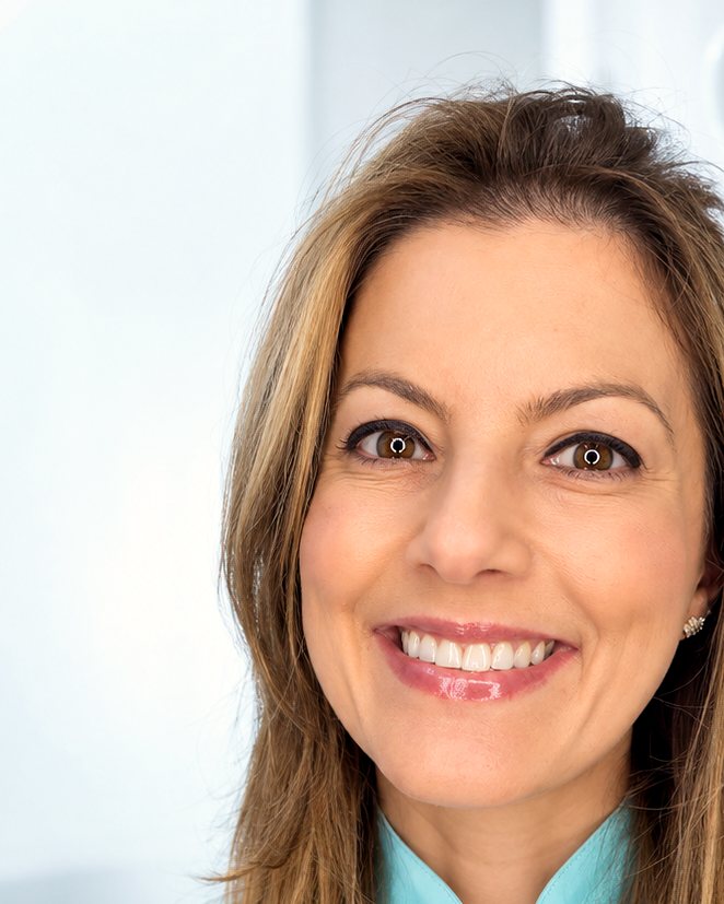 Dra. Wilsielen Sanches Luz, cirurgiã-dentista, de jaleco, sorrindo