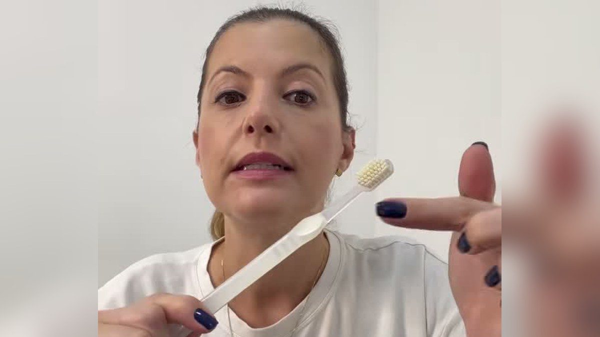 Dra. Wilsielen Sanches Luz, da Odonto Luz, em vídeo sobre quando trocar a escova de dente, segurando uma escova